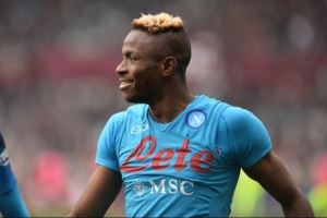 极端球迷拉横幅怒斥奥斯梅恩：乡巴佬，记住马拉多纳曾在这里踢球