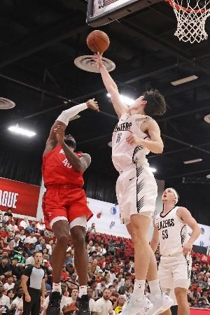 队记：杨瀚森展现了传球&投射&下顺&封盖 但力量&心肺水平需加强