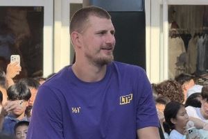 到北京啦🎉球迷高喊MVP！约老师乐开花🥰秀中文：北京欢迎你