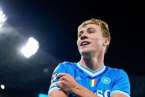 米体称赞霍伊伦:展现了现代中锋的实力,赢得了那不勒斯球迷的心