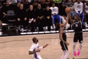 大水冲了龙王庙!篮网反击送空接 曼恩和克拉克斯顿抢一起成失误