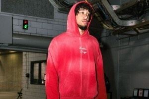 连帽衫军团!湖人众将今日穿搭 海斯小红帽反差萌 克内克特一身绿