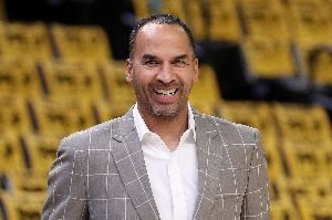 阿里纳斯:哈里森这是背大锅 浓眉变胖怪他?3胜8负是因有人缺阵