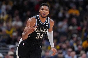 🤦♂️哥你是累了吗?字母哥罚球离谱不沾筐 裁判吹罚违例